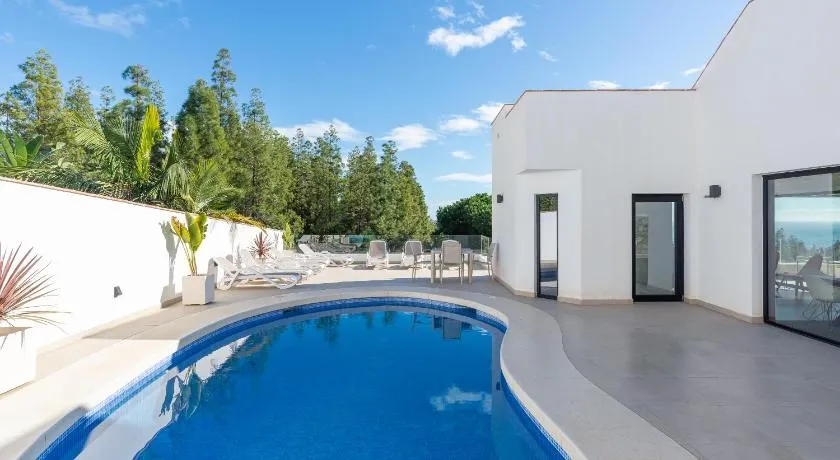 Luxury villa with private pool - Image 1