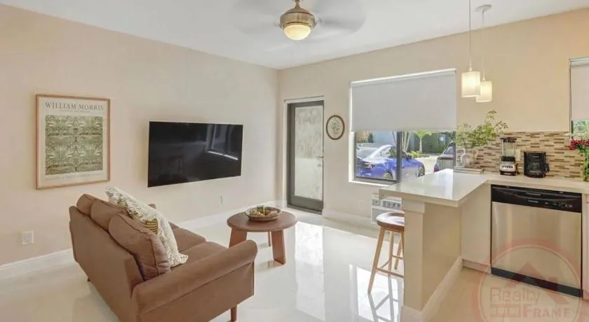 Open-Concept Urban Stay - Image 1