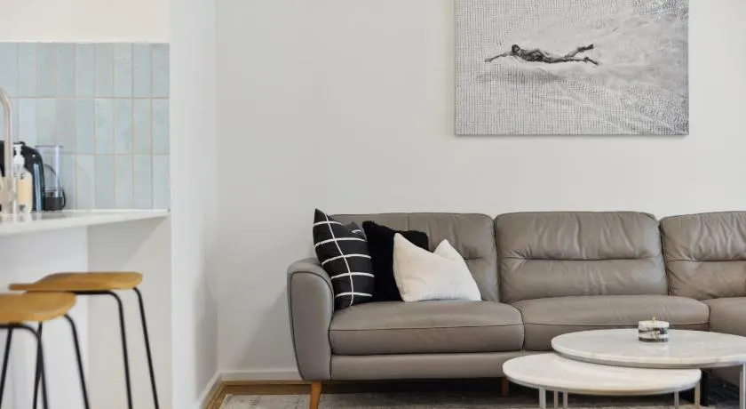Central Escape 2 Bedroom Apartment with Courtyard - Image 1