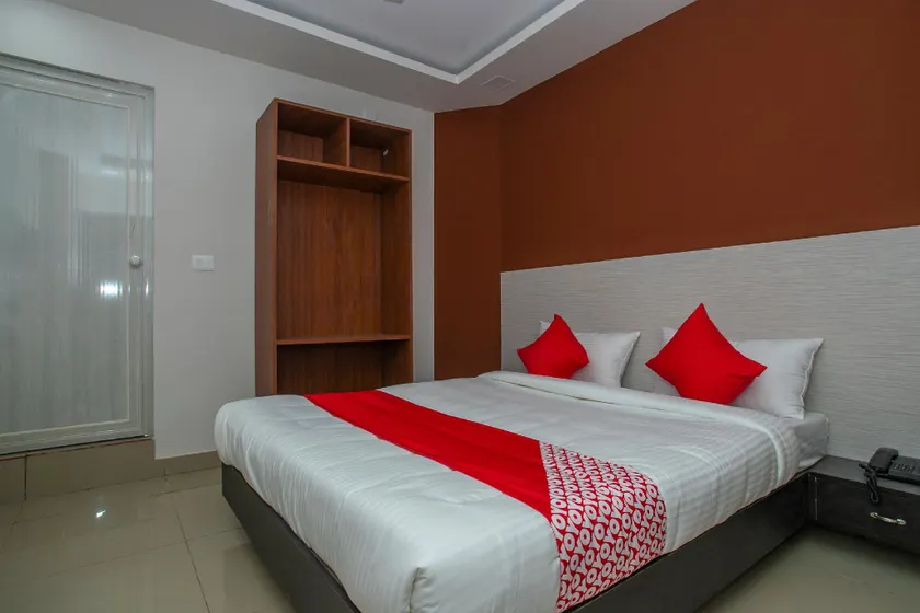 Hotel O Varcity Phi Premium Pavilion ,Above HDFC Bank ,Near Anjaneya Temple Madiwala, Hosur Main r - Image 1