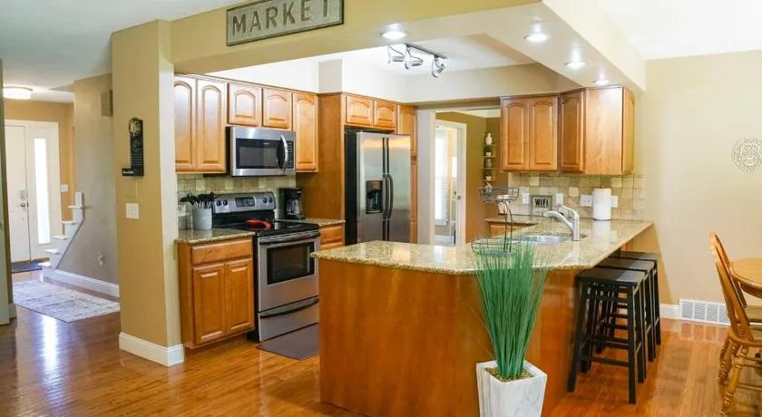 4BR/2.5BA Home boasting 2400sqft and Eat-in KTN - Image 1