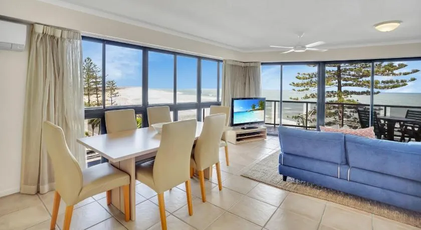 Unit 8 Phoenix Apartments Coolum Beach - Image 1