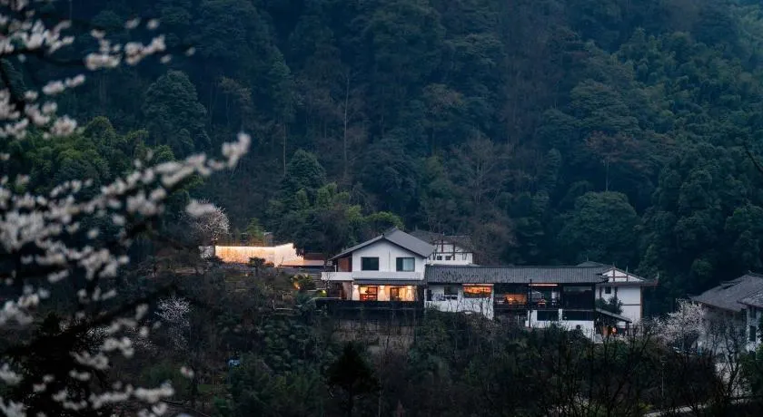 Emeishan XiaoshanQing Luxury Resort - Image 1