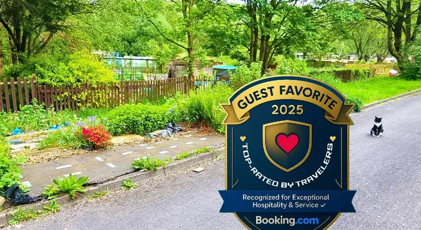 3 Bedroom House Ideal for Work Family Short or Long Term Stays Easy Access to Manchester Oldham Halifax Bury - Image 1