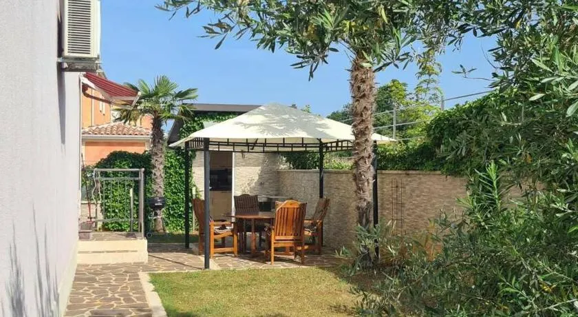 Apartament REMCA w/ private yard + PARKING - Image 1