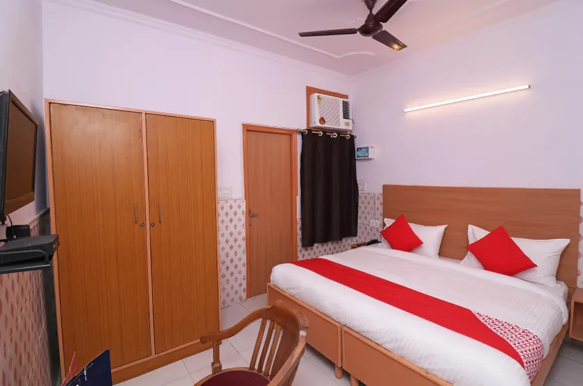Oyo Town House 347, Near Bus Stand - Image 1
