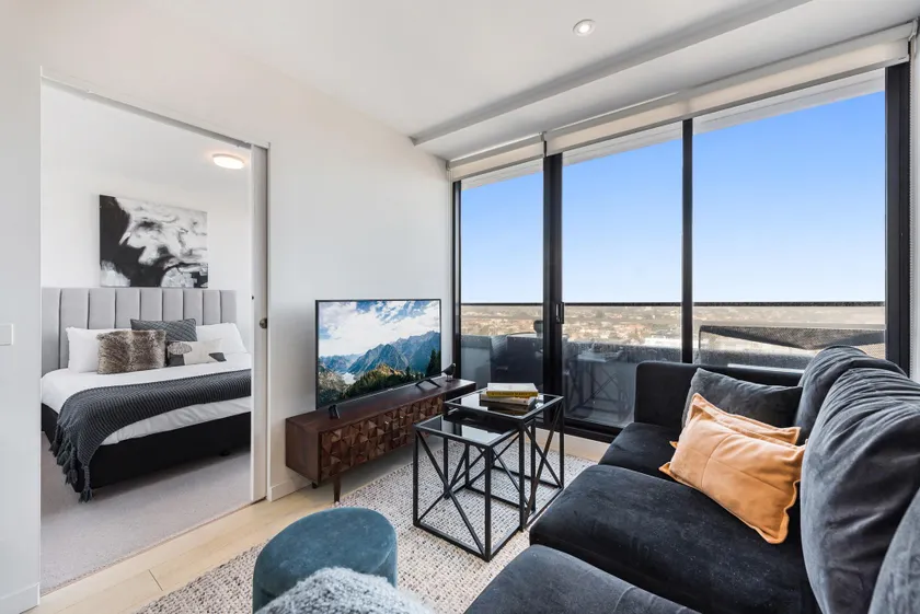 Chic 1-bed With City Views, Parking, Gym & Pool - Image 1