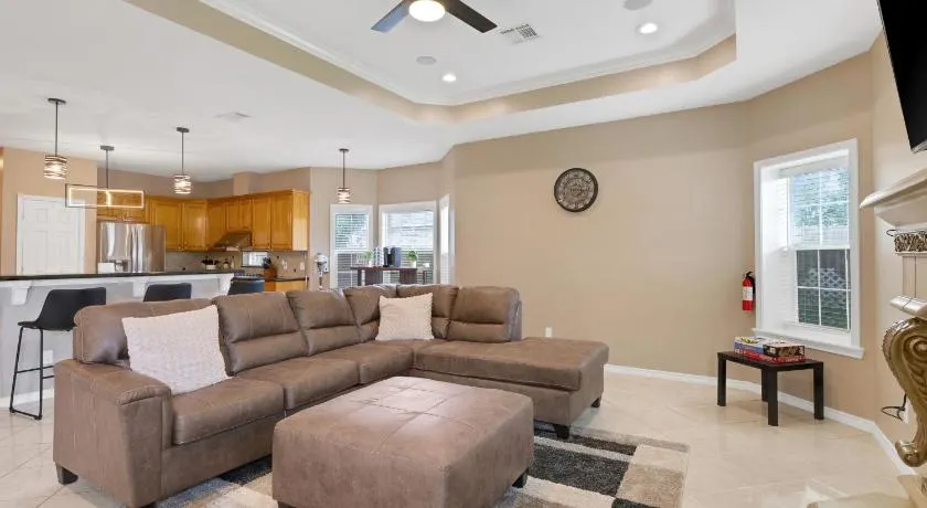 Luxury Home with Gourmet Kitchen - 3 Miles to A&M, Sleeps 14 - Image 1