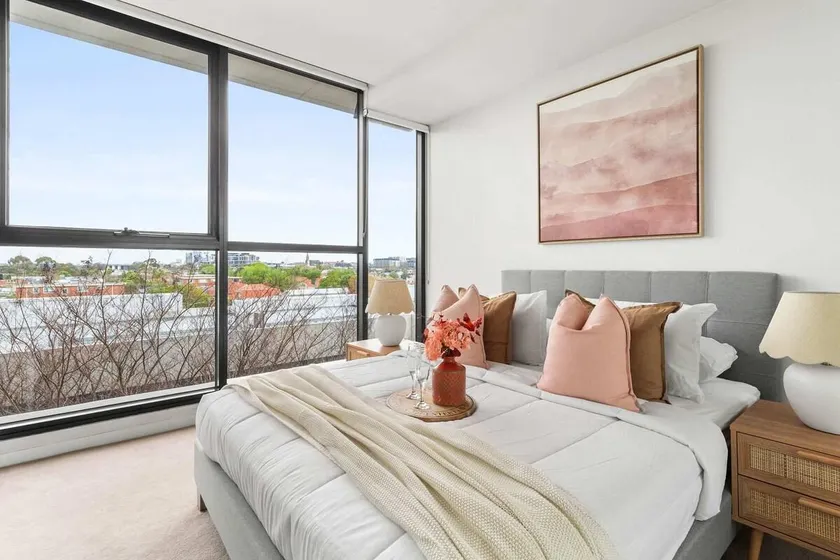 Bright Yarra Side 2BR Modern Comfort & City Vibes - Image 1