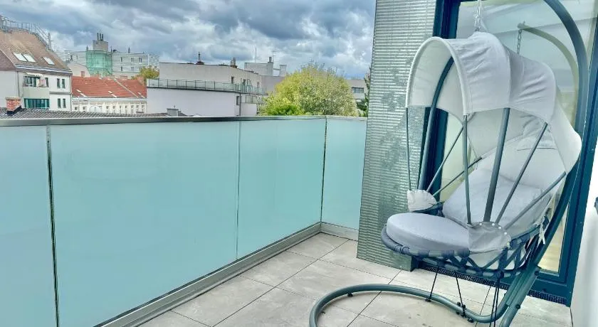 Luxury Rooftop Apartment with Free Parking - Image 1