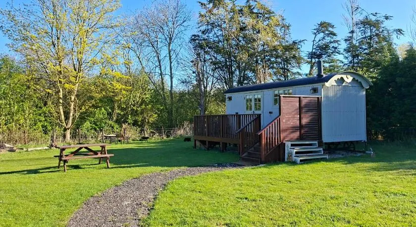 Woodpecker Shepherds Hut - Image 1