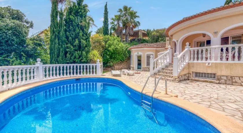 Spacieuse villa entièrement équipée avec terrasse, barbecue et jardin | Vue jardin | Adaptée au travail à distance - Image 1