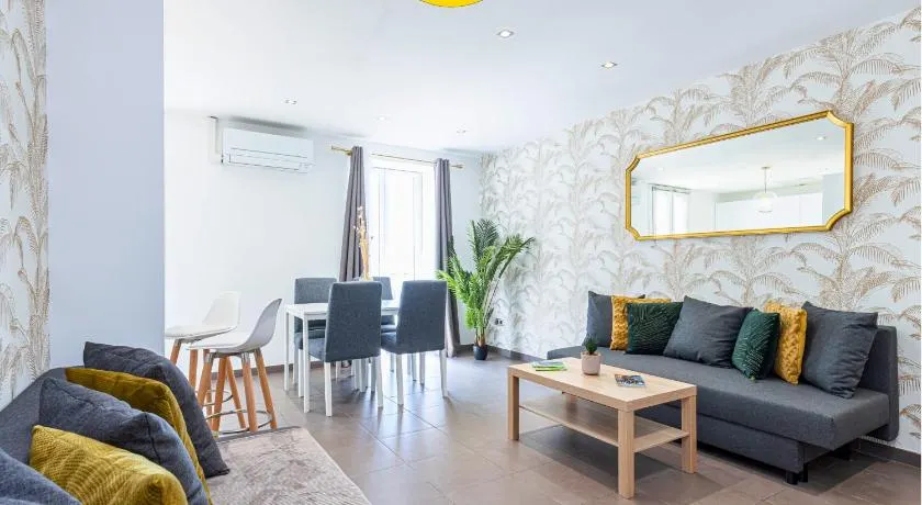 CASA REINE JEANNE- ideal groups & family -CENTRAL near train station - PARKING - New&CONFORT-AC - Image 1