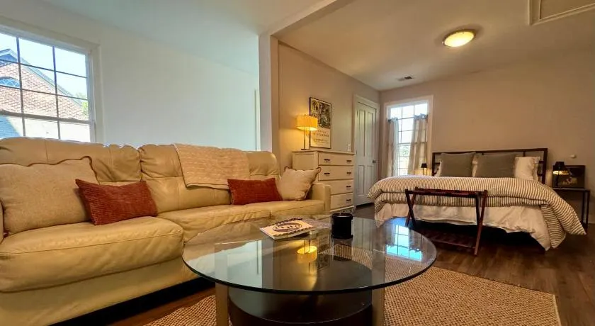 8 min to UGA NEW Lake Loft Apt near downtown Athens at UGA free wifi and coffee - Image 1