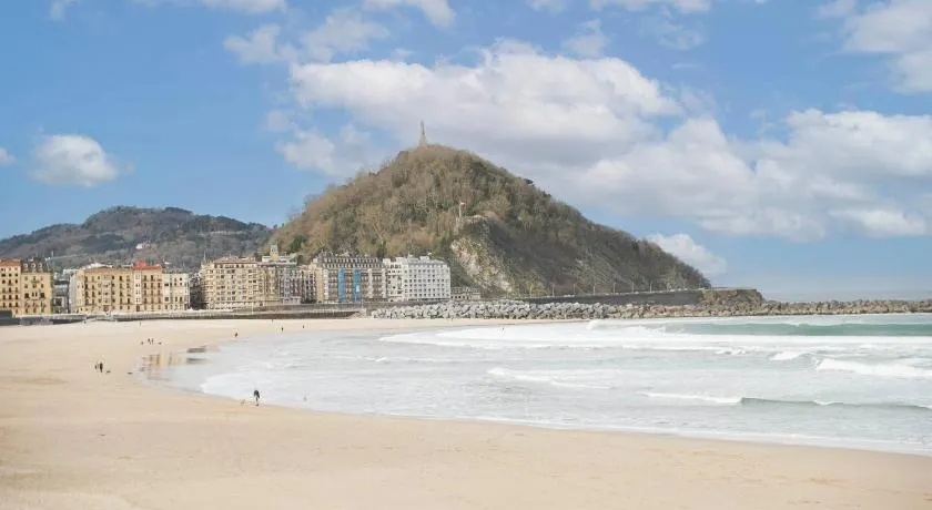 Apartamento reformado con encanto junto a la playa Zurriola, en Donostia - San Sebastián - Image 1