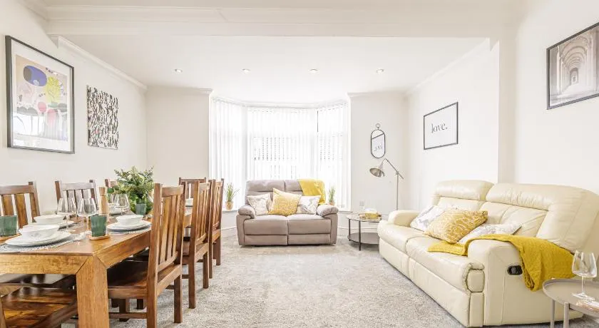 Luxury 4 Bedroom Apartment Southsea - Free Parking - Image 1