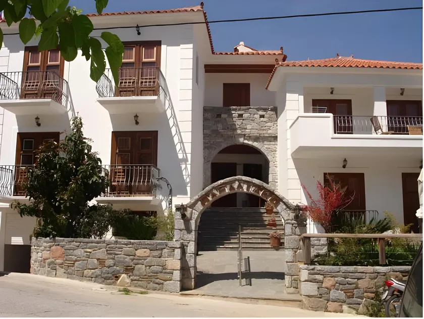 Hotel PARALIAKO Kyparissi - Image 1