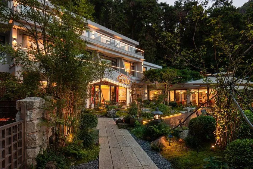 Mountain and Courtyard Homestay - Image 1