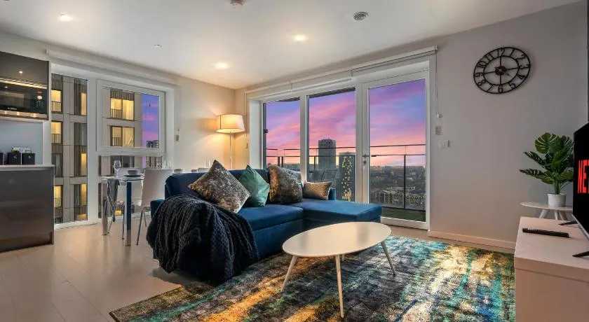 Elegant 2BR flat on 20th floor near many attractions - Image 1