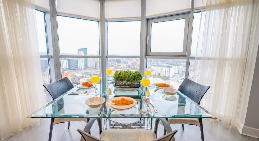 Luxurious PENTHOUSE SUITE with Panoramic Views & FREE Parking in Cardiff City Centre - Image 1