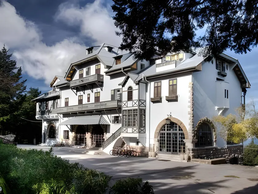 Elafos Hotel - Image 1