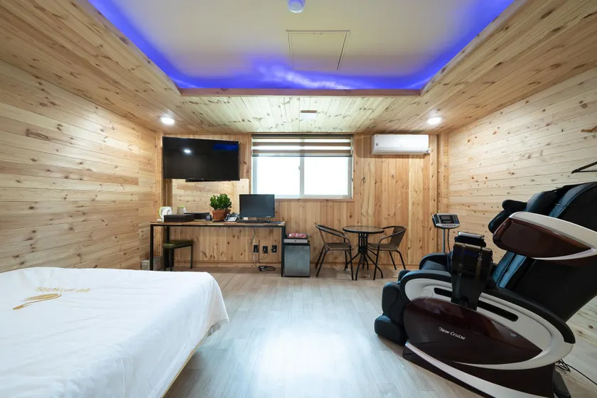 Cheongpyeong Pine Hotel - Image 1