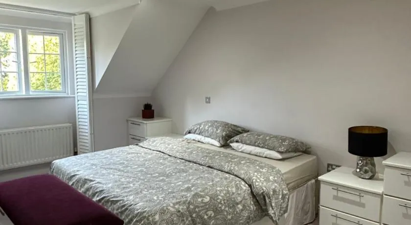Bedroom suite in Sunningdale, UK - Image 1