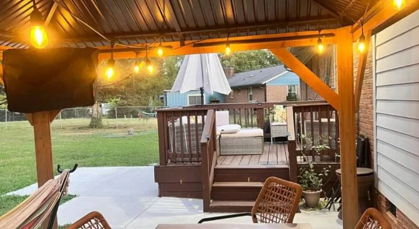 Uptown in 6 Mins - Game Deck - Private Acre - Sleeps 10 - Image 1