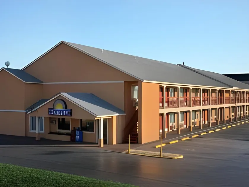 Days Inn by Wyndham Ardmore - Image 1