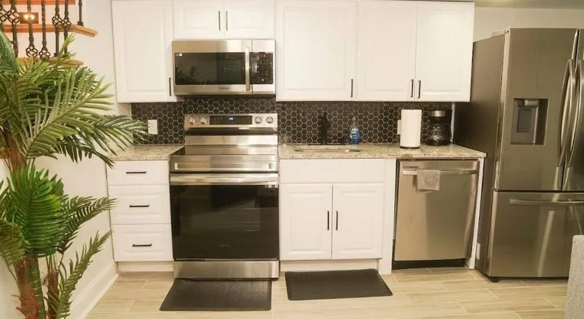 1 Bed 1 Bath Suite - Image 1