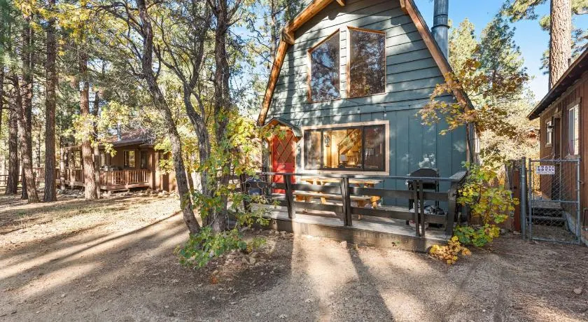 The Sugar Loft - Cozy cabin located in one of the quietest neighborhoods! Relax and recharge! - Image 1