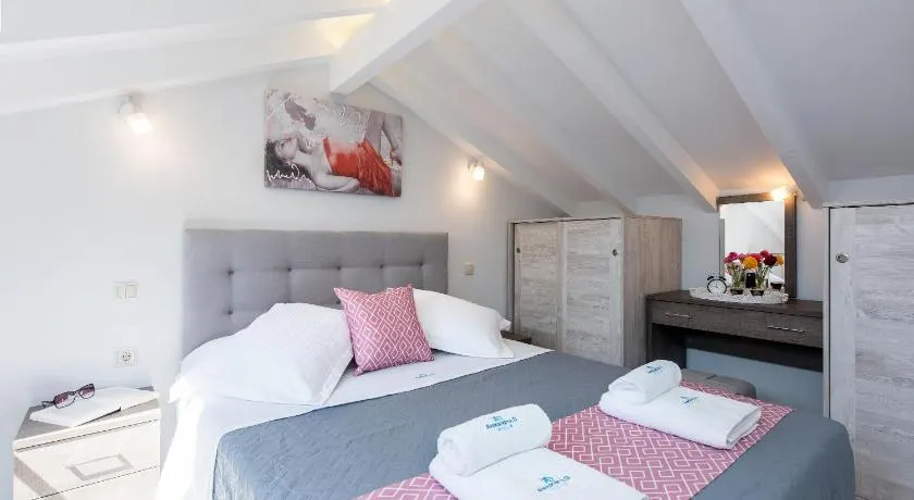 AD HOMES - Image 1