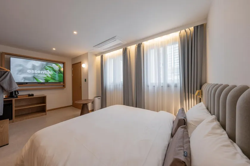 H-avenue Hotel Munhyeon - Image 1