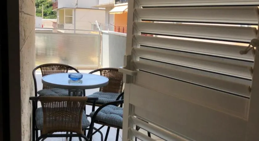 Omis - private Ensuite room with balcony - hotel style - Image 1