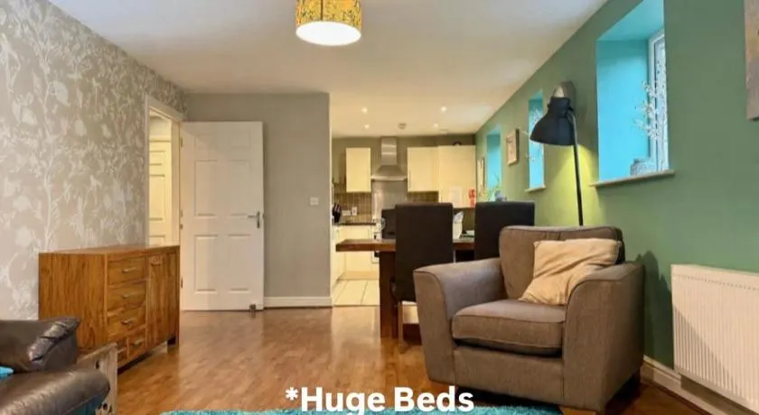 The Orchid-Central Beeston-Private Apartment-SmartTV-Free Wi-Fi-Tram-Parking - Image 1