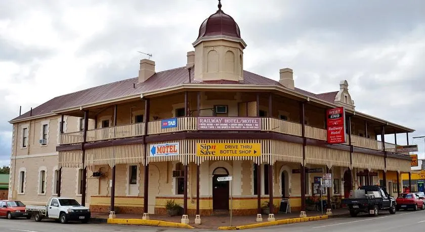 Railway Hotel Motel Peterborough - Image 1
