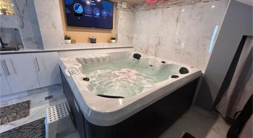 Spa Jacuzzi Moon White - Image 1