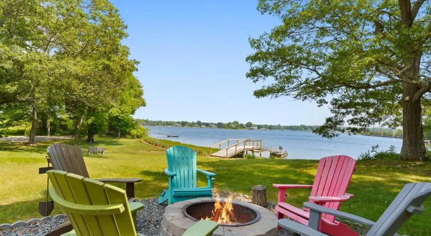 Waterfront Estate w Hot Tub, Dock & Kayaks - Image 1