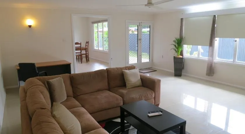 Edge Hill Clean & Green Cairns, 7 Minutes from the Airport, 7 Minutes to Cairns CBD & Reef Fleet Terminal - Image 1