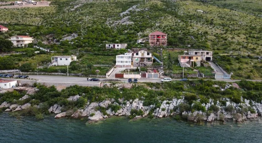 LakeFront House - Image 1