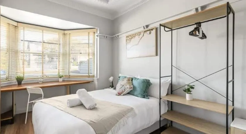 Bright Double Room - Nearby Shops & Eateries - Shared Bathroom and Amenities - Image 1