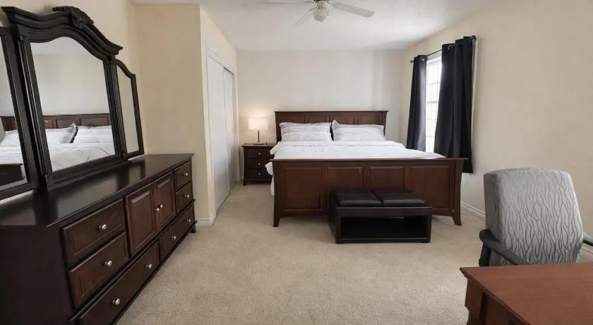 Private King Bedroom with TV, Workspace, Dresser & Mini Fridge in Brampton Shared Home - 3 Baths, Full Kitchen, WiFi, Laundry & Deck - Near GO Station, Ideal for Work & Couples! - Image 1