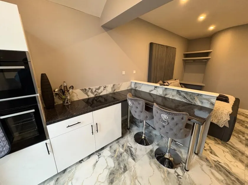 The Norwich Hideaway - Private Hot Tub - Image 1