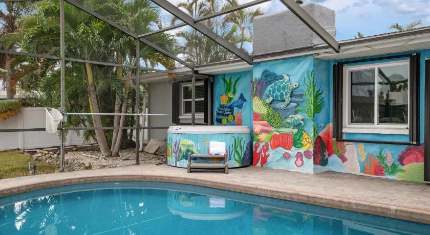 Sandys Coral Retreat! Canal Front, Pool, Spa & More - Image 1