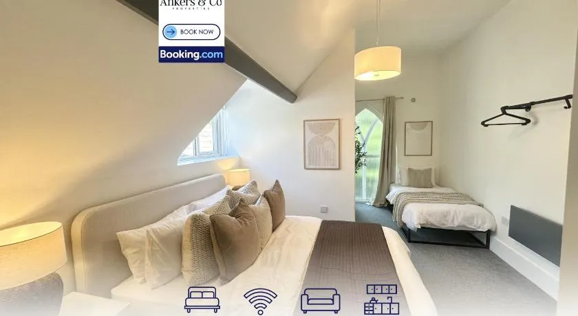Modern 2BR Flat By Ankers Short Term Rental Stockport Direct Train to Airport - Image 1