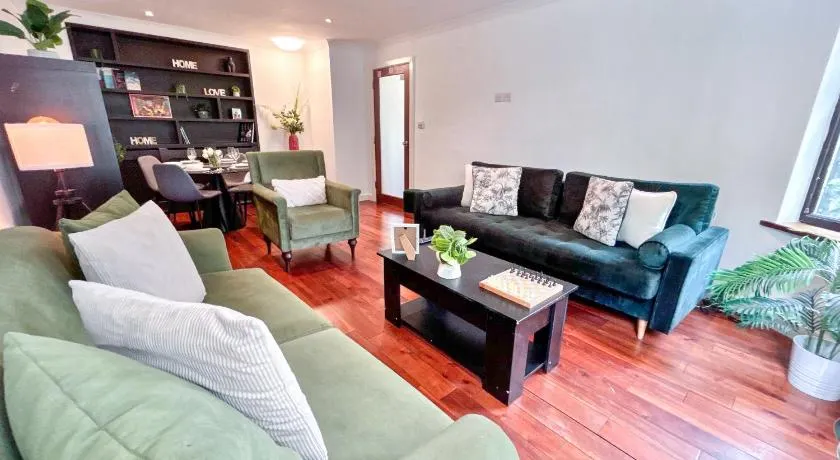 Promo Rate - Crouch End 4-Bedroom Home with Balcony & Parking near Alexandra Palace by Staylio London - Image 1