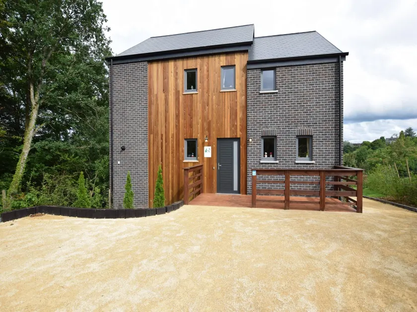 Superb villa with a large garden - Image 1