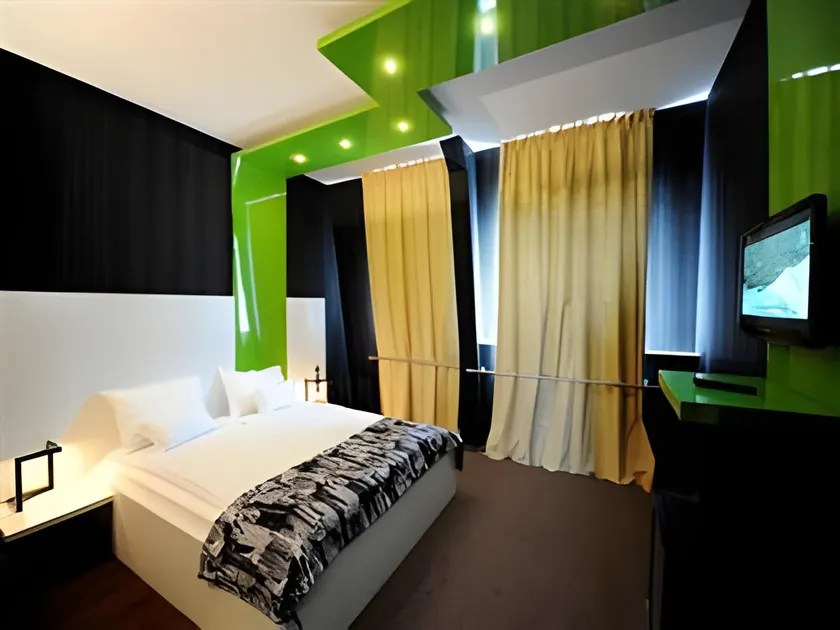 Plaza V Hotel - Image 1
