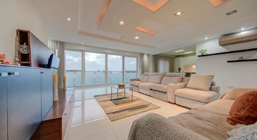 Unique - Spacious 3BR Premium Flat - Image 1