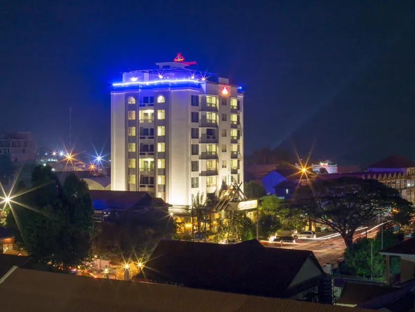Yeak Loam Hotel - Image 1